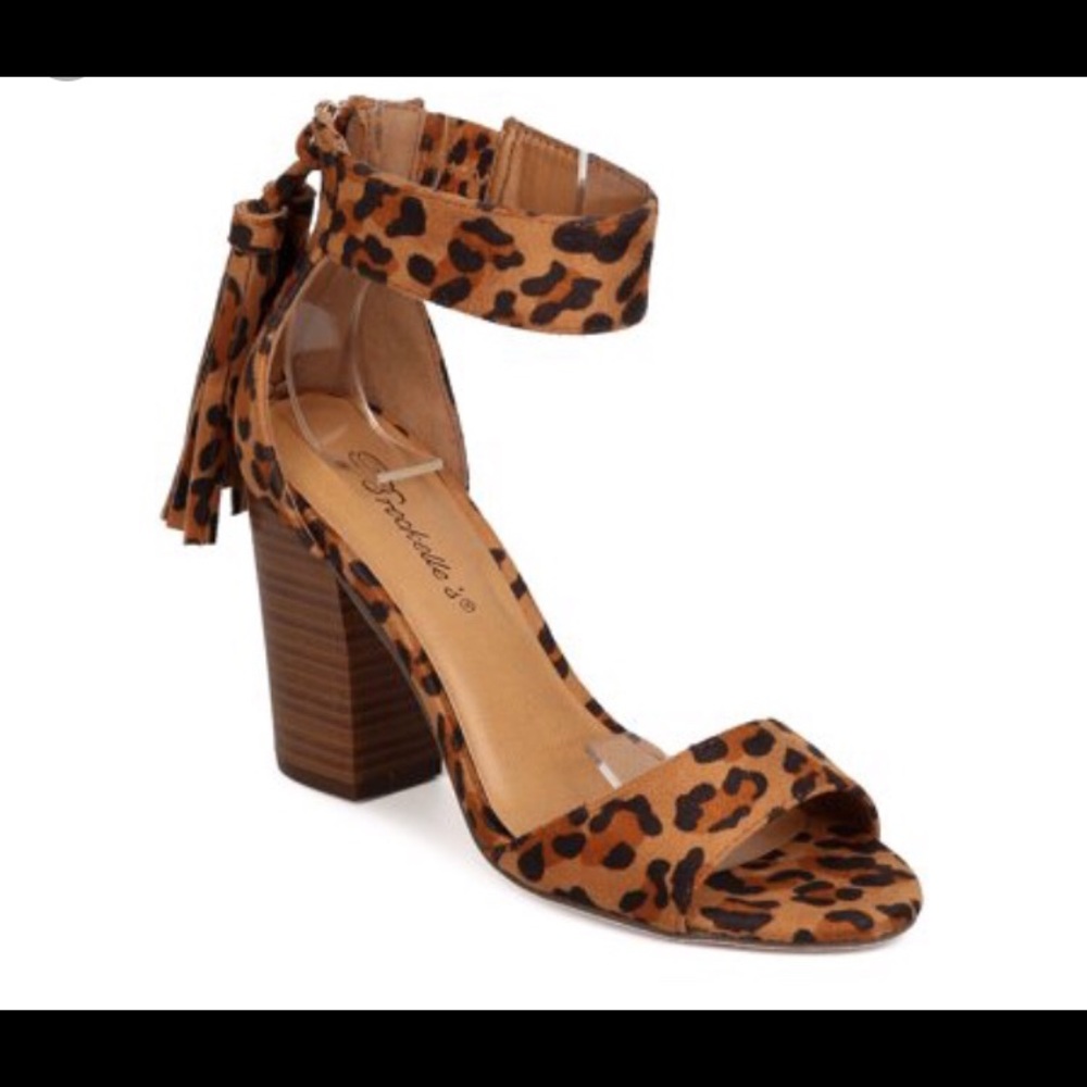 ♦️SOLD♦️Tasseled peep-toe with chunky heels